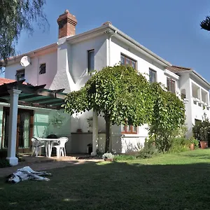 https://applegarth-bed-and-breakfast-and-self-catering-studios.hotels-capetown.com